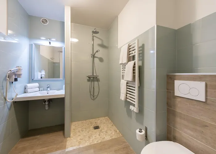 & Astor Szálloda 3*